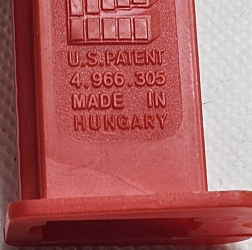 PEZ - Winnie the Pooh - Winnie the Pooh - Thin eyebrows. red collar - B