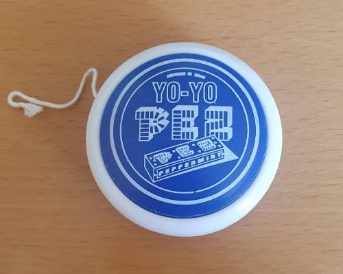 PEZ - Miscellaneous (Non-Dispenser) - Yo-yo - White with Blue Sides