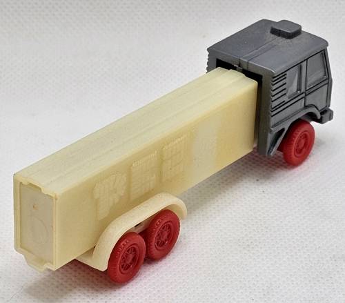PEZ - Trucks - Misfits - Cab #R4 - Silver Cab, Red Wheels - B